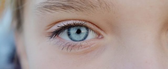 De ljusa ögonens diskreta charm